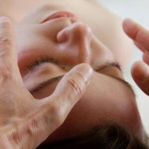Energetisch bewust masseren met aandacht en rustige aanraking tijdens een professionele massage