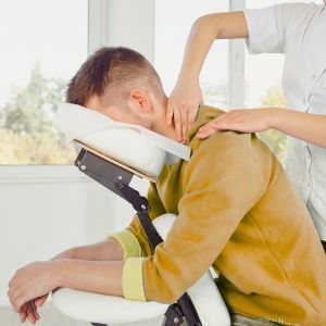 Stoelmasseur opleiding voor professionele ontwikkeling als masseur in bedrijven en op festivals
